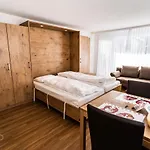 Haus Camillo * 萨斯费